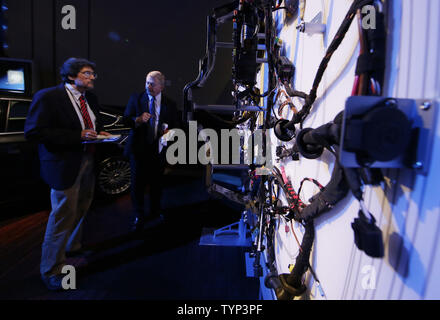 Die Teilnehmer erhalten eine Tour durch Auto Elektrik Designs bei Delphi Automotive LLP previews Automatisiertes Fahren, Motor und Sicherheitstechnik im Sheraton New York Times Square Hotel in New York City am 11. März 2014. UPI/John angelillo Stockfoto