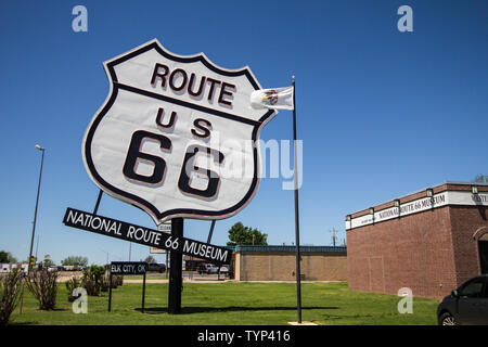 Elk City, Oklahoma, USA - 27. April 2019: Riesige Route 66 Schild die Route 66 Nationale Historische Museum Stockfoto