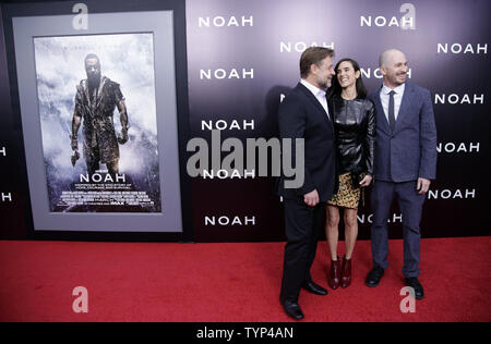 Regisseur Darren Aronofsky, Jennifer Connelly und Russell Crowe ankommen auf dem roten Teppich an der New York Premiere von Noah im Ziegfeld Theatre in New York City am 26. März 2014. UPI/John angelillo Stockfoto