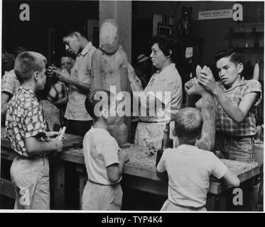 Die Besucher der Handwerker der Messe an der Cherokee Indianer Reservation, Cherokee North Carolina, Amanda Crowe, bekannte Cherokee Holz Scultptor und Ihre Schüler zeigen ihre Kunst. Stockfoto