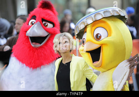 Kristin Chenoweth wird auf der Bühne vor Janelle Monae auf der NBC Today Show am Rockefeller Center in New York City am 9. April 2014 führt. UPI/John angelillo Stockfoto