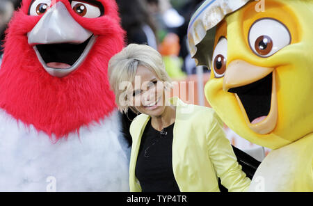 Kristin Chenoweth wird auf der Bühne vor Janelle Monae auf der NBC Today Show am Rockefeller Center in New York City am 9. April 2014 führt. UPI/John angelillo Stockfoto