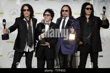 Mitglieder Paul Stanley, Ace Frehley, Peter Criss, Gene Simmons Kiss in der Presse ankommen, nachdem am 29. jährliche Rock and Roll Hall of Fame induction Zeremonien bei Barclays Center in New York City am 10. April 2014 eingesetzt werden. UPI/John angelillo Stockfoto