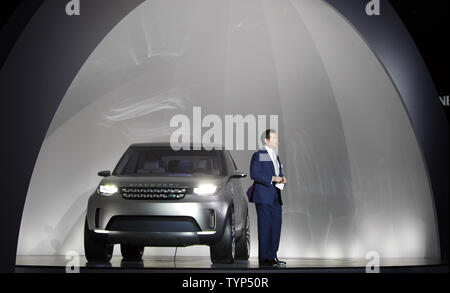 Gerry McGovern, Land Rover Design Director stellt Land Rover Discovery Vision Konzeptfahrzeug auf der Intrepid Sea, Air & Space Museum in New York City am 14. April 2014. Land Rover, der britischen Marke synonym mit Abenteuer, hat eine langfristige weltweite Partnerschaft mit Richard Branson die bahnbrechenden kommerziellen Spaceline, Virgin Galactic offenbart. UPI/John angelillo Stockfoto