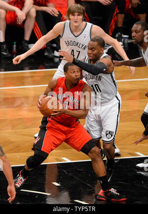 Toronto Raptors guard Kyle Lowry (7) versucht sich im ersten Quartal gegen Brooklyn Nets guard Marcus Thornton (10) in Spiel 6 der Eastern Conference Viertelfinale bei Barclays Center in New York City am 2. Mai 2014. UPI/Rich Kane Stockfoto