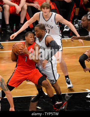 Toronto Raptors guard Kyle Lowry (7) versucht sich im ersten Quartal gegen Brooklyn Nets guard Marcus Thornton (10) in Spiel 6 der Eastern Conference Viertelfinale bei Barclays Center in New York City am 2. Mai 2014. UPI/Rich Kane Stockfoto