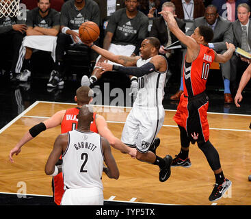 Brooklyn Nets guard Marcus Thornton (10) Festplatten, die über die Gasse im zweiten Viertel gegen die Toronto Raptors in Spiel 6 der Eastern Conference Viertelfinale bei Barclays Center in New York City am 2. Mai 2014. UPI/Rich Kane Stockfoto