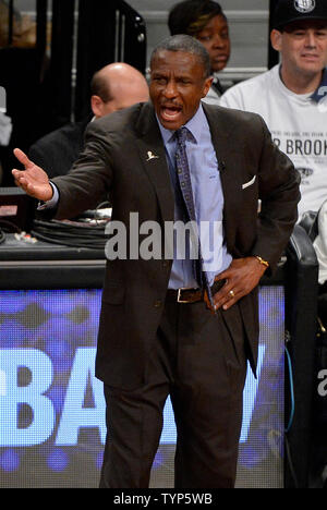 Toronto Raptors Head Coach Dwane Casey reagiert im vierten Viertel gegen die Brooklyn Nets in Spiel 6 der Eastern Conference Viertelfinale bei Barclays Center in New York City am 2. Mai 2014. Die Nets besiegten die Raptors 97-83 die Serie 3-3 UPI/Rich Kane zu binden Stockfoto