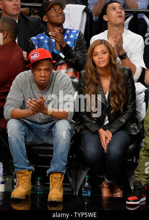 Entertainer und Rapper Jay-Z sieht mit seiner Frau Sänger Beyonce im vierten Quartal in Spiel 6 der Eastern Conference Viertelfinale bei Barclays Center in New York City am 2. Mai 2014. Die Nets besiegten die Raptors 97-83 die Serie 3-3 UPI/Rich Kane zu binden Stockfoto