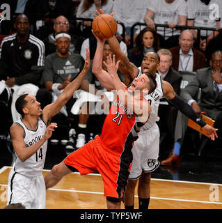 Toronto Raptors guard Greivis Vasquez (21) schießt zwischen Brooklyn Nets Schutz Marcus Thornton (10) und Netze guard Shaun Livingston (14) im vierten Quartal in Spiel 6 der Eastern Conference Viertelfinale bei Barclays Center in New York City am 2. Mai 2014. Die Nets besiegten die Raptors 97-83 die Serie 3-3 UPI/Rich Kane zu binden Stockfoto