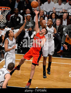 Toronto Raptors guard Greivis Vasquez (21) schießt zwischen Brooklyn Nets Schutz Marcus Thornton (10) und Netze guard Shaun Livingston (14) im vierten Quartal in Spiel 6 der Eastern Conference Viertelfinale bei Barclays Center in New York City am 2. Mai 2014. Die Nets besiegten die Raptors 97-83 die Serie 3-3 UPI/Rich Kane zu binden Stockfoto