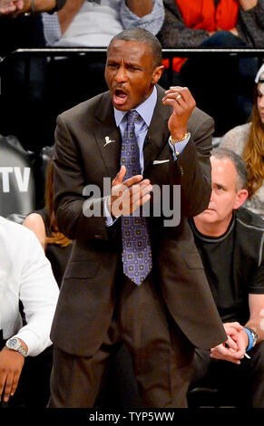 Toronto Raptors Head Coach Dwane Casey im vierten Viertel gegen die Brooklyn Nets in Spiel 6 der Eastern Conference Viertelfinale bei Barclays Center in New York City am 2. Mai 2014. Die Nets besiegten die Raptors 97-83 die Serie 3-3 UPI/Rich Kane zu binden Stockfoto