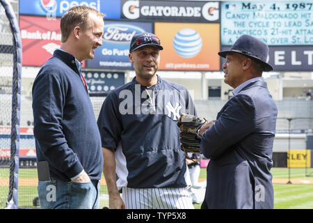 Denver Broncos Quarterback Peyton Manning steht auf dem Feld mit Derek Jeter und Reggie Jackson vor der Tampa Bay Rays der New York Yankees im Yankee Stadium in New York City am 4. Mai 2014 spielen. UPI Stockfoto