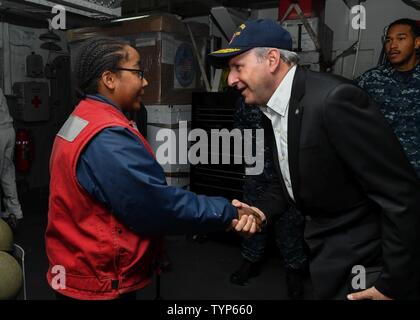 Neuseeland (Nov. 20, 2016) US-Botschafter für Neuseeland Mark Gilbert schüttelt Hände mit Petty Officer 2nd class Tiara Morgan vor allem - Hände mit Sekretär der Navy (Secnav) Ray Mabus zu Matrosen zu Arleigh Burke zugeordnet Call-Klasse geführte Anti-raketen-Zerstörer USS Sampson (DDG102). Mabus besucht Sampson für ihre humanitäre Hilfe und Katastrophenhilfe als Reaktion auf das Erdbeben in Neuseeland zu danken und sie mit einer Urkunde für ihre Energie- und Wassereffizienz im Geschäftsjahr 2015 präsentieren. Stockfoto