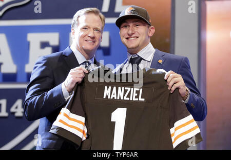 NFL Beauftragter Roger Goodell steht mit der Texas A&M Quarterback Johnny Manziel nach Cleveland Browns ihn mit der #22 Pick in der NFL Draft 2014 in der Radio City Music Hall in New York City am 8. Mai 2014 aus. UPI/John angelillo Stockfoto