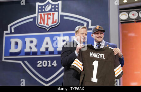 NFL Beauftragter Roger Goodell steht mit der Texas A&M Quarterback Johnny Manziel nach Cleveland Browns ihn mit der #22 Pick in der NFL Draft 2014 in der Radio City Music Hall in New York City am 8. Mai 2014 aus. UPI/John angelillo Stockfoto