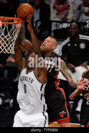 Brooklyn Nets Center Andray Blatche 0 Fahrt In Den Korb Vorbei An Washington Wizards Point Guard John Wall 2 Wahrend Der Ersten Halfte Ihres Vorsaison Spiels Gespielt Im Verizon Center In Washington D C