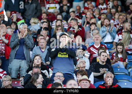 21 Juni 2019, John Smiths Stadion, Huddersfield, England; Betfred Super League, Runde 19, Huddersfield Riesen vs Wigan Warriors; Wigan Fans während des Spiels Credit: Mark Cosgrove/News Bilder Stockfoto