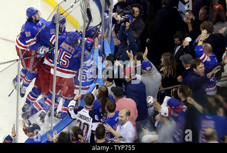 New York Rangers Martin St. Louis feiert mit seinen Mannschaftskameraden nach Wertung Das Spiel gewinnen Ziel in überstunden gegen die Montreal Canadiens in Spiel 4 der NHL Eastern Conference Finals in der Stanley Cup Playoffs 2014 im Madison Square Garden in New York City am 25. Mai 2014. Die Förster besiegt Canadiens 3-2 und die Leitung das beste der 7 Reihe 3-1. UPI/John angelillo Stockfoto