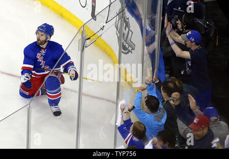 New York Rangers Martin St. Louis reagiert, nachdem das Zählen des gewinnenden Ziel des Spiels in überstunden gegen die Montreal Canadiens in Spiel 4 der NHL Eastern Conference Finals in der Stanley Cup Playoffs 2014 im Madison Square Garden in New York City am 25. Mai 2014. Die Förster besiegt Canadiens 3-2 und die Leitung das beste der 7 Reihe 3-1. UPI/John angelillo Stockfoto