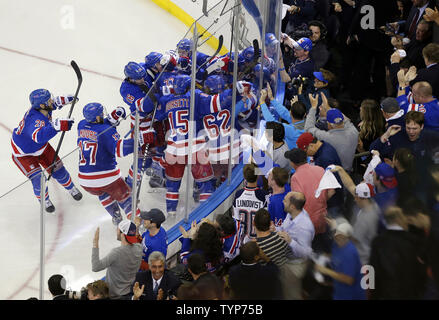 New York Rangers Martin St. Louis feiert mit seinen Mannschaftskameraden nach Wertung Das Spiel gewinnen Ziel in überstunden gegen die Montreal Canadiens in Spiel 4 der NHL Eastern Conference Finals in der Stanley Cup Playoffs 2014 im Madison Square Garden in New York City am 25. Mai 2014. Die Förster besiegt Canadiens 3-2 und die Leitung das beste der 7 Reihe 3-1. UPI/John angelillo Stockfoto