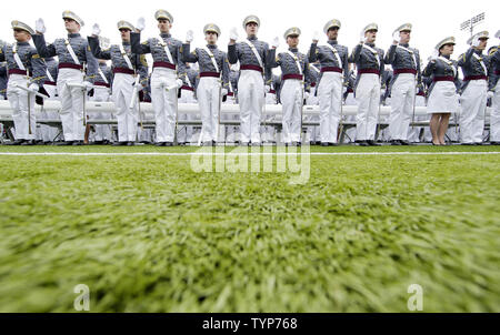 Kadetten heben ihre rechte Hand für einen Eid, während ihre Diplome am Ende halten Sie die West Point Abschlussfeier in Michie Stadium an der United States Military Academy in West Point, New York am 28. Mai 2014. UPI/John angelillo Stockfoto