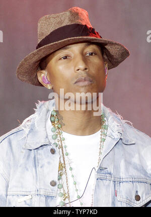 Pharrell Williams führt auf der NBC Today Show am Rockefeller Center in New York City am 5. Juni 2014. Pharrell Williams, auch einfach als Pharrell bekannt, ist ein US-amerikanischer Sänger und Songwriter, Rapper, Musikproduzent, Musiker, und Modedesigner. UPI/John angelillo Stockfoto