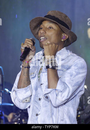 Pharrell Williams führt auf der NBC Today Show am Rockefeller Center in New York City am 5. Juni 2014. Pharrell Williams, auch einfach als Pharrell bekannt, ist ein US-amerikanischer Sänger und Songwriter, Rapper, Musikproduzent, Musiker, und Modedesigner. UPI/John angelillo Stockfoto