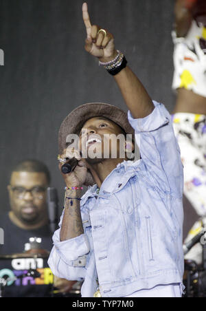 Pharrell Williams führt auf der NBC Today Show am Rockefeller Center in New York City am 5. Juni 2014. Pharrell Williams, auch einfach als Pharrell bekannt, ist ein US-amerikanischer Sänger und Songwriter, Rapper, Musikproduzent, Musiker, und Modedesigner. UPI/John angelillo Stockfoto