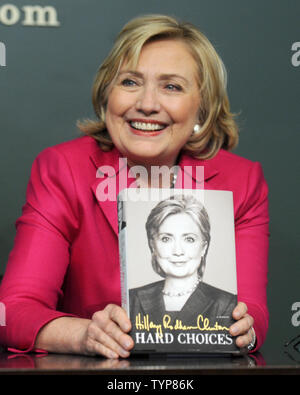 Die frühere US-Außenministerin Hillary Rodham Clinton zeichen Kopien von Ihrem Buch "harte Entscheidungen" bei Barnes & Noble der Union Square in New York City am 10. Juni 2014. UPI/Dennis Van Tine Stockfoto