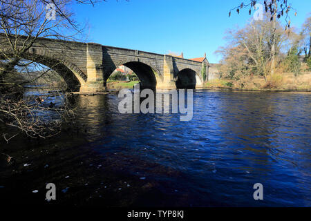 Brücke über den Fluß Ure, West Tanfield Dorf, North Yorkshire, England Stockfoto