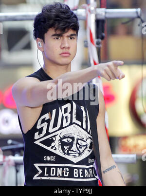 Calum Kapuze und 5 Sekunden nach dem Sommer auf der NBC Today Show am Rockefeller Center in New York City am 22. Juli 2014. 5 Sekunden der Sommer ist eine australische Pop Punk und Pop Rock Band in Sydney im Jahr 2011 gebildet. UPI/John angelillo Stockfoto