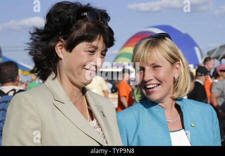 Der erste Lieutenant Governor von New Jersey Kim Guadagno Spaziergänge auf dem Gelände des 32. jährlichen QuickChek New Jersey Festival der Ballonfahrten an Solberg Flughafen in Readington, NJ am 25. Juli 2014. Die Veranstaltung ist die größte Sommer Heißluftballon und Musik Festival in Nordamerika. UPI/John angelillo Stockfoto