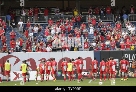 Ventilatoren passen FC Liverpool warm up auf dem Feld vor Spielen Manchester City an der Guinness internationalen Champions Cup im Yankee Stadium in New York City am 30. Juli 2014. Die Guinness internationalen Champions Cup ist ein einzigartiges Turnier mit acht der besten und bekanntesten Fußball-Clubs der Welt einschließlich Real Madrid CF, Manchester United, Manchester City, Liverpool FC, als Roma, Inter Mailand, AC Mailand und Olympiakos Piräus. Das Endergebnis war Manchester City 2 Liverpool 2 und Liverpool gewann 3-1 auf Strafen. UPI/John angelillo Stockfoto