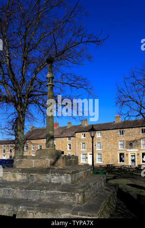 Sommer Blick auf die Market Cross, Marktplatz, Masham Stadt, North Yorkshire, England Stockfoto