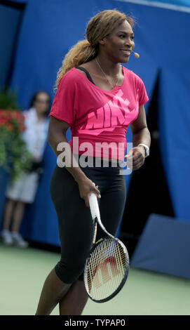 Serena Williams steht auf dem Hof in Arthur Ashe Stadium auf Arthur Ashe Kids Day am USTA Billie Jean King National Tennis Center in New York City am 23. August 2014. UPI/Dennis Van Tine Stockfoto