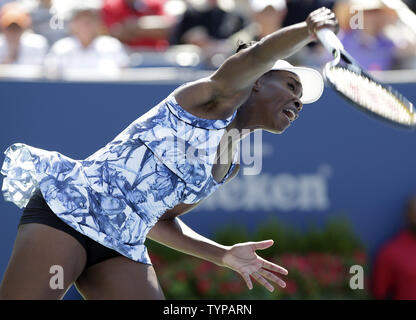 Venus Williams dient zur kimiko Date-Krumm von Japan im zweiten Satz ihre erste Runde im Arthur Ashe Stadium bei den US Open Tennis Championships am USTA Billie Jean King National Tennis Center in New York City am 25. August 2014. Williams besiegte Date-Krumm 2-6, 6-3, 6-3. UPI/John angelillo Stockfoto