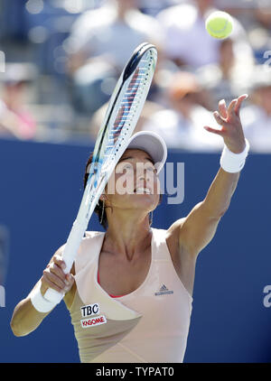 Kimiko Date-Krumm von Japan dient zur Venus Williams im zweiten Satz ihre erste Runde in Arthur Ashe Stadium bei den US Open Tennis Championships am USTA Billie Jean King National Tennis Center in New York City am 25. August 2014. UPI/John angelillo Stockfoto