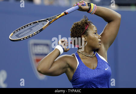 Taylor Townsend hits eine Vorhand im ersten Satz Ihres gegen Serena Williams bei den US Open Tennis Championships am USTA Billie Jean King National Tennis Center in New York City am 26. August 2014. UPI/John angelillo Stockfoto