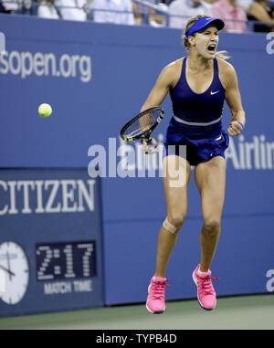 Eugenie Bouchard von Kanada reagiert, nachdem er ihr Zweitrundenspiel gegen Sorana Cirstea Russlands bei den US Open Tennis Championships am USTA Billie Jean King National Tennis Center in New York City am 28. August 2014. Djokovic besiegt Mathieu 6-1, 6-3, 6-0. UPI/John angelillo Stockfoto
