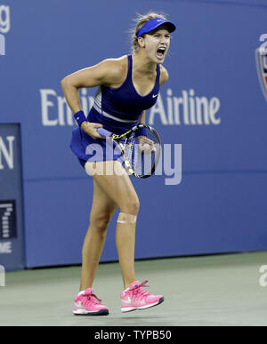 Eugenie Bouchard von Kanada reagiert, nachdem er ihr Zweitrundenspiel gegen Sorana Cirstea Russlands bei den US Open Tennis Championships am USTA Billie Jean King National Tennis Center in New York City am 28. August 2014. Djokovic besiegt Mathieu 6-1, 6-3, 6-0. UPI/John angelillo Stockfoto