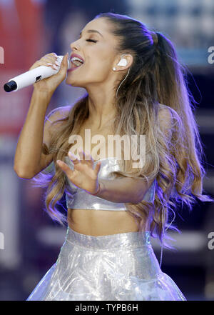 Ariana Grande führt auf der NBC Today Show am Rockefeller Center in New York City am 29. August 2014. Ariana Grande ist eine US-amerikanische Sängerin und Schauspielerin geboren und in Boca Raton, Florida. UPI/John angelillo Stockfoto