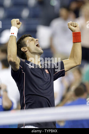 Novak Djokovic aus Serbien feiert nach dem Match Point gegen Andy Murray des Vereinigten Königreichs in ihrem Viertelfinale in Arthur Ashe Stadium bei den US Open Tennis Championships am USTA Billie Jean King National Tennis Center in New York City am 3. September 2014. Djokovic besiegt Murray 7-6, 6-7, 6-2, 6-4. UPI/John angelillo Stockfoto