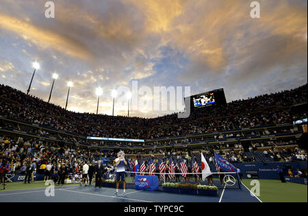 Marin Cilic Kroatien küßt die WM-Trophäe nach seinem Match gegen Kei Nishikori von Japan im Finale im Arthur Ashe Stadium bei den US Open Tennis Championships am USTA Billie Jean King National Tennis Center in New York City am 8. September 2014. Cilic besiegt Nishikori 6-3, 6-3, 6-3 seinen ersten US Open Championship zu gewinnen. UPI/John angelillo Stockfoto