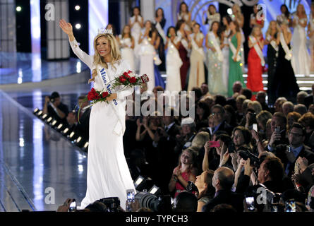 Miss New York Kira Kazantsev Wellen, wie sie geht nach vorne auf die Bühne, nachdem er die Miss Amerika Wettbewerb 2015 im Boardwalk Hall in Atlantic City, NJ, am 14. September 2014. Miss New York gewann den Wettbewerb für das dritte Jahr in Folge. UPI/John angelillo Stockfoto