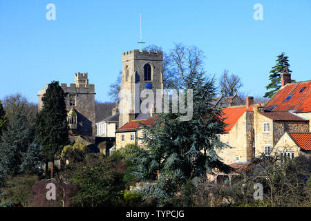 Kirche St. Nikolaus und die marmion Tower, West Tanfield Dorf, North Yorkshire, England Stockfoto