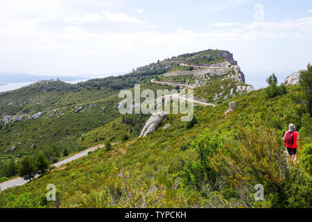 Eine weibliche Wanderer geht auf einem Trail flankieren den Bergrücken Straße - Route des Crêtes joigning, Cassis, La Ciotat,, Bouches-du-Rhone, Frankreich Stockfoto