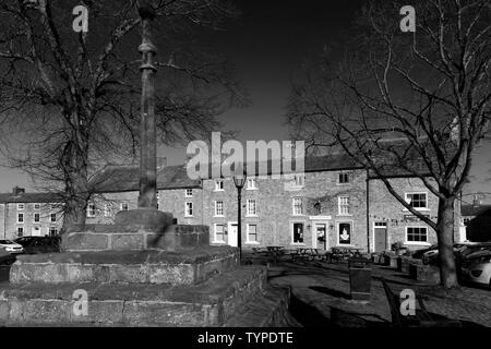 Sommer Blick auf die Market Cross, Marktplatz, Masham Stadt, North Yorkshire, England Stockfoto