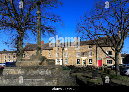 Sommer Blick auf die Market Cross, Marktplatz, Masham Stadt, North Yorkshire, England Stockfoto