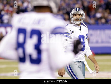 Dallas Cowboys Tony Romo Spaziergänge an den Rand in der ersten Hälfte gegen die New York Giants in Woche 12 der NFL Saison an MetLife Stadium in East Rutherford, New Jersey am 23. November 2014. UPI/John angelillo Stockfoto